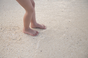 ビーチで遊ぶ子供の足