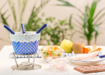 Fondue chocolate, marshmallows, apple, tangerine, kiwi and banana.