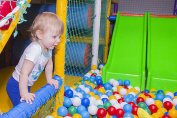 Obraz premium the child in plays in the game room