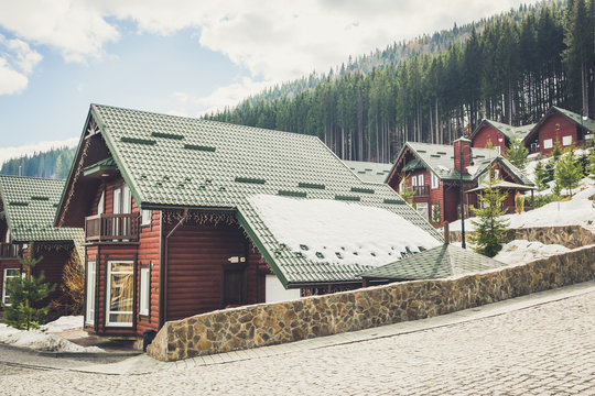 Деревянные коттеджи на горнолыжном курорте