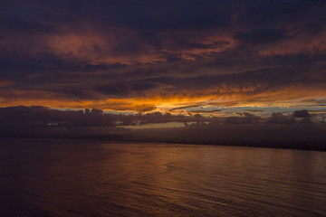 夕暮れの空と海