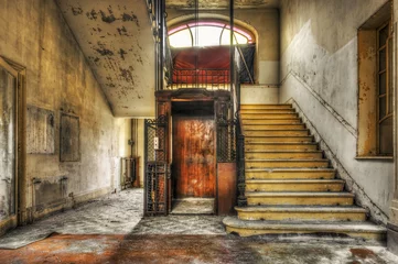 Cercles muraux Escaliers Ancien ascenseur vintage dans le hall de l& 39 hôtel abandonné