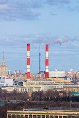 Obraz premium Factory pipe on a background of a big city