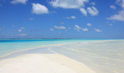 Fototapeta na wymiar banc de sable dans un lagon des îles Maldives
