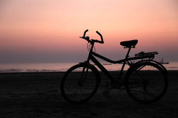 Fototapeta na wymiar Silhouette of a bicycle on the beach
