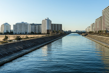 Obraz premium 千葉県浦安市 境川と高層住宅１