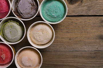 Obraz na płótnie Canvas Top view Ice cream flavors in cup on blackground