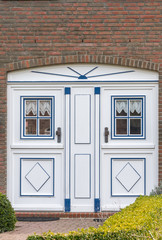 Haustür mit zwei Zugängen in einem Doppelhaus