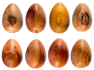 Ostereier aus holz freigestellt auf weiß