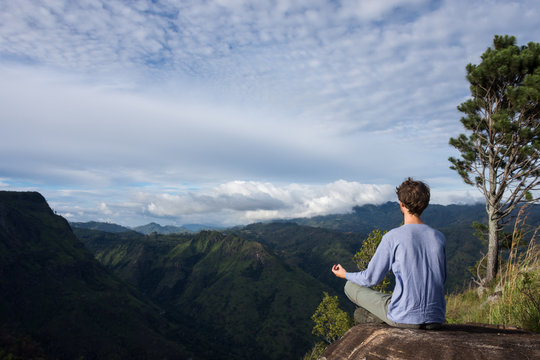 Méditation au sommet de la montagne