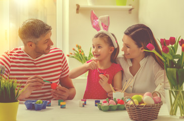 Fototapeta premium familie zu ostern beim färben