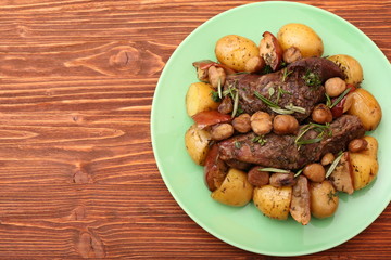Beef roasted with potatoes, chestnuts, apples