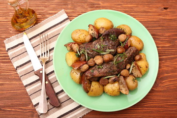 Beef roasted with potatoes, chestnuts, apples