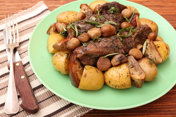 Beef roasted with potatoes, chestnuts, apples