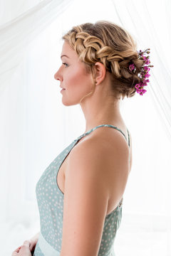 Nat&uuml;rliches romatisches Styling - Flechtfrisur f&uuml;r kurze Haare