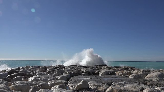 Vagues contre rocher