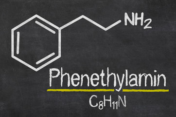 Schiefertafel mit der chemischen Formel von Phenethylamin