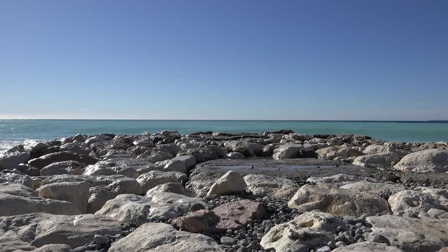 Vagues contre rocher