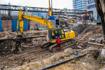 Bagger mit rotierenden Greifern auf Baustelle