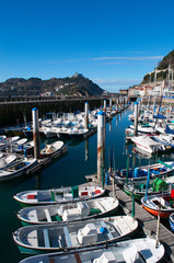 Obraz premium Paesi Baschi, Spagna, 28/01/2017: barche nel porto di Donostia San Sebastian, la città costiera sul Golfo di Biscaglia