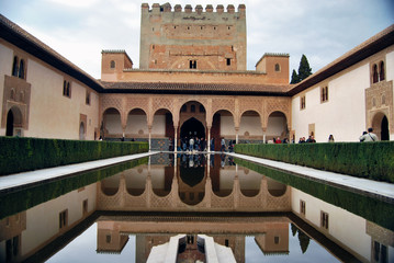 Fototapeta premium Reflejo de palacio de la Alhambra