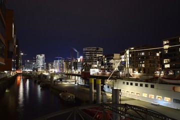 Fototapeta na wymiar Hamburg Hafencity bei Dämmerung, Nacht