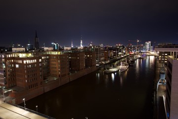 Hamburg Hafencity bei Dämmerung, Nacht