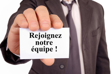 Homme tenant une carte avec rejoignez notre &eacute;quipe &eacute;crit dessus 