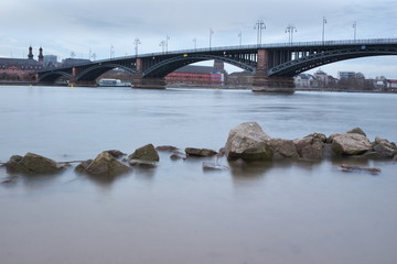 Fototapeta premium Theodor-Heuss-Brücke in Mainz