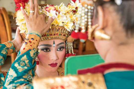 balinese legong dancers prepare for their stage