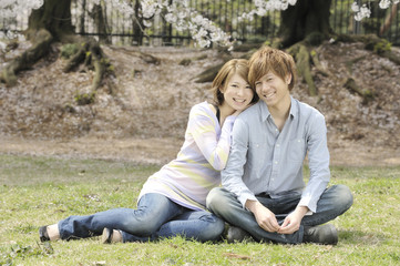 Fototapeta premium 春の公園で寄り添うカップル