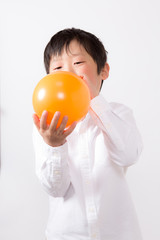 風船を膨らます子供