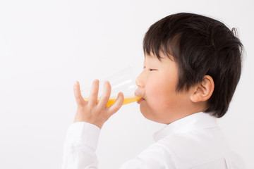 オレンジジュースを飲む子供