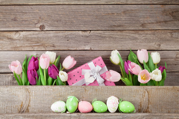 Obraz na płótnie Canvas Easter eggs and colorful tulips