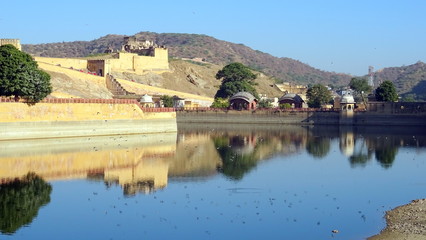 Fototapeta na wymiar Lago Maotha delante del fuerte Amber. Jaipur. Rajasthan . India 
