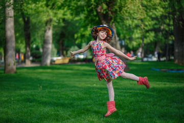 Девочка в весеннем парке © kroshkakat