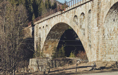 Старинный каменный арочный мост в Восточной Европе