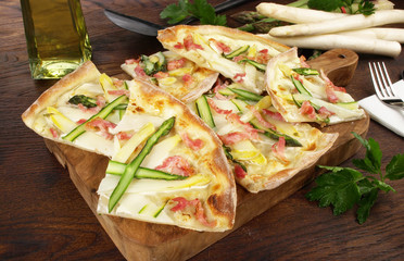 Flammkuchen mit Spargel und Speck