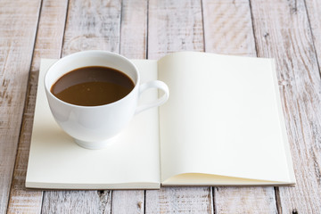 Obraz na płótnie Canvas Coffee cup on a wooden table background