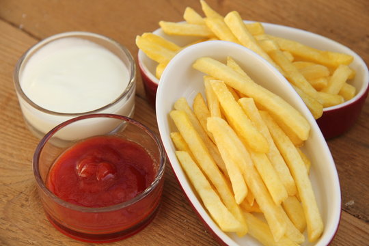 Kartoffelstäbchen mit Mayo und Ketchup