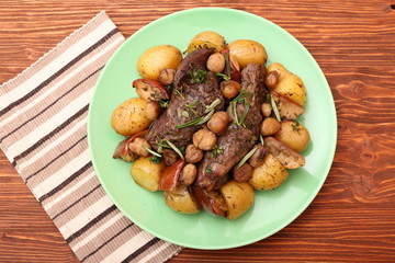 Beef roasted with potatoes, chestnuts, apples