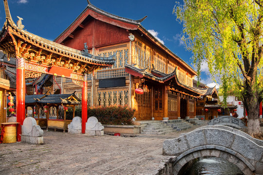 Fototapeta Scenic street , canal and buiding in the Old Town of Lijiang. Lijiang is a popular tourist destination of Asia.