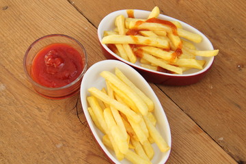 Kartoffelstäbchen mit Mayo und Ketchup
