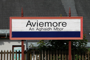 Ein Bahnhofsschild in Aviemore