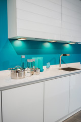 Moderne Küchenzeile in Azur-blau und weiß, Hochformat