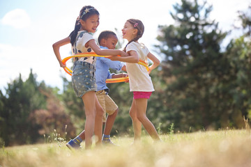 Gruppe Kinder mit Hula Hoop Reifen