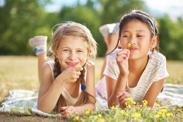 Zwei Mädchen pflücken Blumen