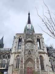 Le côté droite la cathédrale de Rouen.