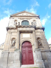 Fototapeta na wymiar La face avant de l'Église Saint-Louis de Rouen ou c'est la Chapelle Corneille - Auditorium de Normandie.