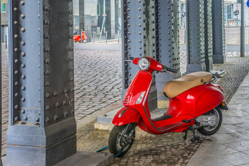 Rote Mofas unter einer Brücke in Berlin